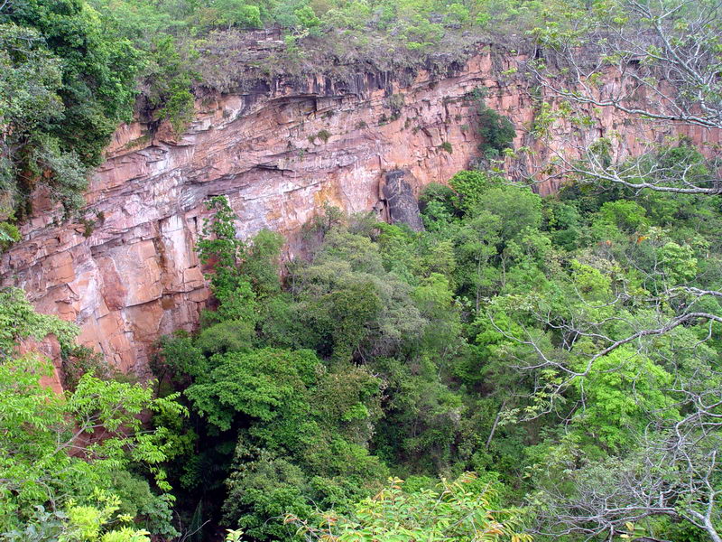 A 60 km de Cuiab, capital do estado, fica a cidade de Chapada dos Guimares, que abriga o parque nacional de mesmo nome